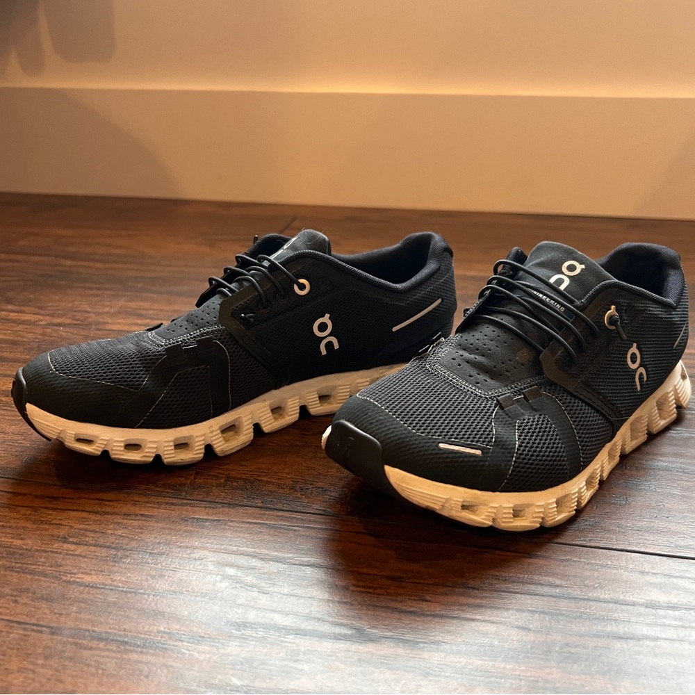 LIKE NEW ON CLOUD 5 WOMEN SIZE 8 SHOES